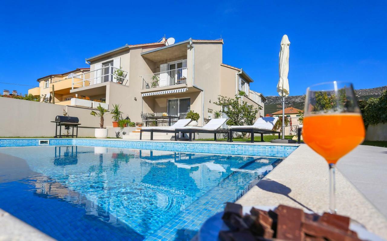 Villa Elysium - Beautiful Family House With Heated Pool Kaštela Exteriér fotografie