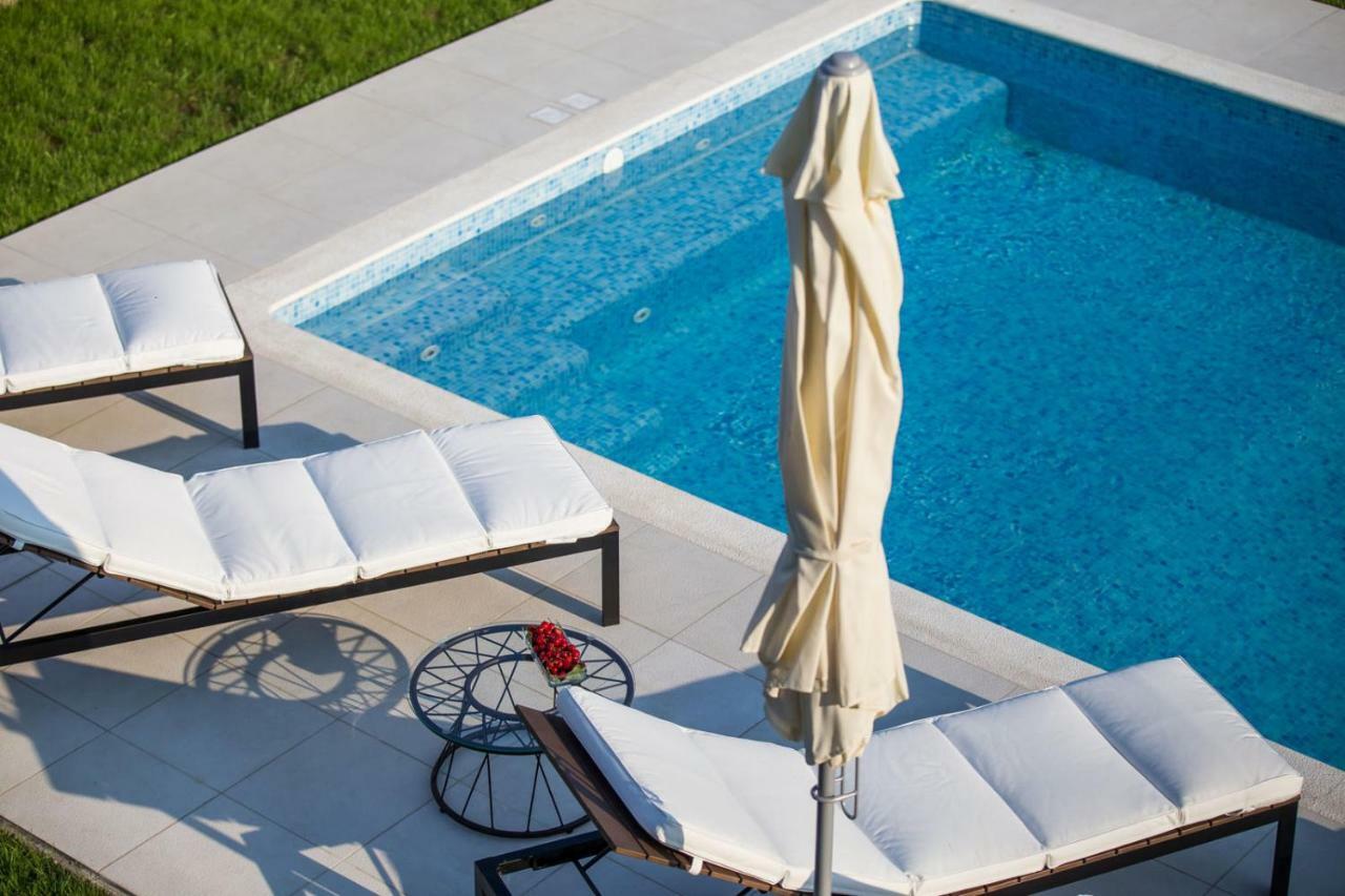 Villa Elysium - Beautiful Family House With Heated Pool Kaštela Exteriér fotografie